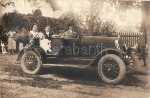 1926 Miskolc, Friss házasok vintage automobilban. Barkó Imre fényképezte, photo