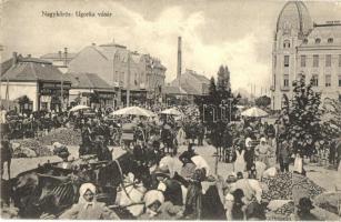 Nagykőrös, Uborka (Ugorka) vásár, Hercz Hermann, Singer Mór és Révész üzlete, gyár a háttérben. Impressium Székely Albert