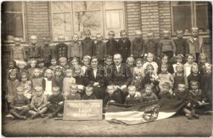 Felsőgalla (Tatabánya), Mésztelepi elemi iskola I. d. osztály 1928-1929-es tanévi csoportképe tanárral, címeres magyar zászlóval. Zsolnin István photo (EK)