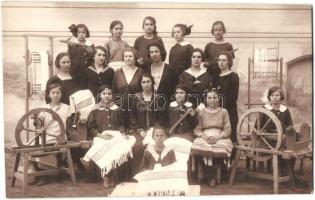 1925 Makó, Árvaház, lányok csoportképe fonószékekkel. Bucskó Gyula photo