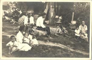 Cigány család hegedülő fiúval / Gypsy family, boy with violin, camp, folklore. photo
