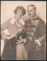 cca 1940 Azonosítatlan, kitüntetéses tiszt és hölgy portréja, fotó, 22,5×17,5 cm