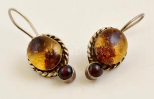 Ezüst(Ag) fülbevalópár borostyánnal, jelzett, h: 2,5 cm, bruttó: 2,7 g