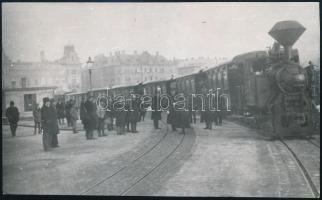 1927 Szeged, Az első vonat a Rudolf téren, kilenc kocsis szerelvény, utólagos előhívás, hátoldalon feliratozva, 10,5×17,5 cm