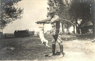 Osztrák-magyar katona kutya kiképzés közben / WWI Austro-Hungarian K.u.K. soldier training a dog. photo (EB)