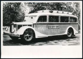 MÁVAUT Graz-Keszthely-Budapest vonalon közlekedő autóbusza, későbbi sajtófotó, 13×18 cm