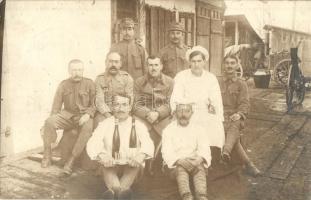 1916 Osztrák-magyar katonák csoportképe szakáccsal a tábori konyhán / WWI Austro-Hungarian military infantry brigade headquarters, K.u.K. soldiers with the cook by the field kitchen. photo + M. kir. 202. honvéd gyalog dandár parancsnokság