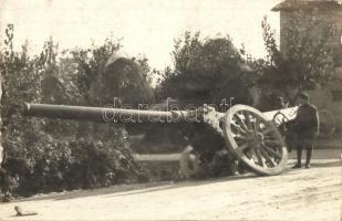 Árokba fordult olasz messzehordó ágyú osztrák-magyar katonákkal / WWI Austro-Hungarian K.u.K. soldiers next to an Italian long-range cannon that turned to ditch. photo