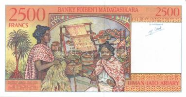 Madagaszkár 1994-1998. 500Fr, 1000Fr, 5000Fr, 2500Fr T:I