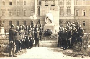 Magyar katonák a Ludovika előtt a Névtelen hősök 1914-18 emlékműnél (Hungária karjában elesett katonát tart, felette koporsó). Schäffer udv. fényképész felvétele / Hungarian soldiers at the Anonymous Heroes WWI memorial (Statue of Hungaria holds a dead soldier, above them a coffin). Schäffer photo