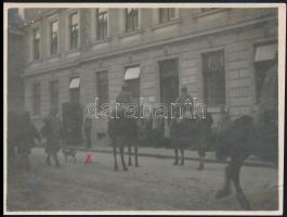 1915 Jenő herceg utnakindítja tiroli vadászokat Péterváradon. Feliratozott fotó / Erzherzg Eugen with the Tirolers in Petervarad. 9x12 cm