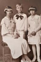 cca 1910-1940 Vegyes fotó tétel, 24 db, keményhátú fotók, fotók vegyesen, portré és csoportképek, ta...