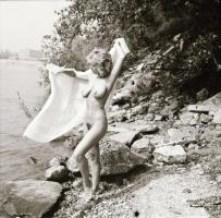 cca 1972 Kalapban, de bugyi nélkül, szolidan erotikus felvételek, 4 db vintage negatív + 3 db vintag...