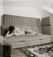 cca 1975 Mosolygós fényképek, szolidan erotikus felvételek, 6 db vintage negatív + 2 db vintage fotó...