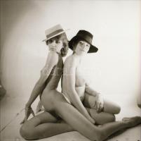 cca 1975 Mosolygós fényképek, szolidan erotikus felvételek, 6 db vintage negatív + 2 db vintage fotó...