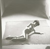 cca 1975 Mosolygós fényképek, szolidan erotikus felvételek, 6 db vintage negatív + 2 db vintage fotó...