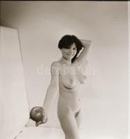 cca 1975 Mosolygós fényképek, szolidan erotikus felvételek, 6 db vintage negatív + 2 db vintage fotó...