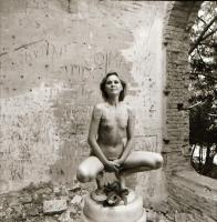 cca 1975 Mosolygós fényképek, szolidan erotikus felvételek, 6 db vintage negatív + 2 db vintage fotó...