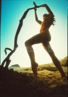 cca 1985 Színes diapozitív felvételek szolidan erotikus hölgyekről, 12 db vintage dia, 24x36 mm