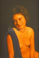 cca 1985 Színes diapozitív felvételek szolidan erotikus hölgyekről, 12 db vintage dia, 24x36 mm