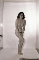 cca 1975 Hajadon, szabadon - szolidan erotikus felvételek, 13 db vintage negatív, 24x36 mm