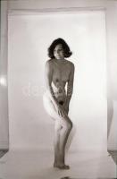 cca 1975 Hajadon, szabadon - szolidan erotikus felvételek, 13 db vintage negatív, 24x36 mm