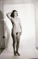 cca 1975 Hajadon, szabadon - szolidan erotikus felvételek, 13 db vintage negatív, 24x36 mm