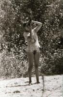 Több időpont, változó helyszínek, több modell, szolidan erotikus felvételek, 29 db vintage negatív, ...