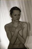 Több időpont, változó helyszínek, több modell, szolidan erotikus felvételek, 29 db vintage negatív, ...