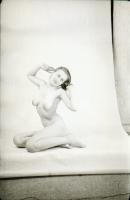 cca 1980 Hajlékony szépasszony a szomszéd házból, szolidan erotikus felvételek, 35 db vintage negatí...