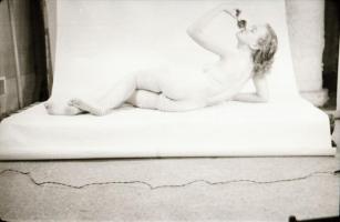 cca 1980 Hajlékony szépasszony a szomszéd házból, szolidan erotikus felvételek, 35 db vintage negatí...