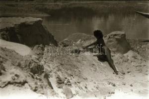 1986 Kint a természetben, szolidan erotikus felvételek, 42 db vintage negatív, 24x36 mm