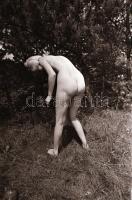 1986 Kint a természetben, szolidan erotikus felvételek, 42 db vintage negatív, 24x36 mm