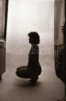 cca 1977 Egyszer mindenki kipróbálja, szolidan erotikus felvételek, 40 db vintage negatív, 24x36 mm