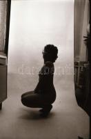 cca 1977 Egyszer mindenki kipróbálja, szolidan erotikus felvételek, 40 db vintage negatív, 24x36 mm