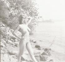 cca 1978 A meztelenség örömei, szolidan erotikus felvételek, 13 db vintage negatív, 6x6 cm