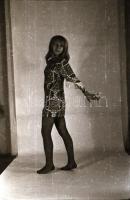 cca 1972 Komplett vetkőzőszám, szolidan erotikus felvételek, 38 db vintage negatív, 24x36 mm