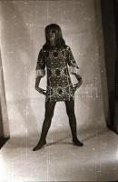 cca 1972 Komplett vetkőzőszám, szolidan erotikus felvételek, 38 db vintage negatív, 24x36 mm