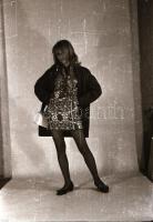 cca 1972 Komplett vetkőzőszám, szolidan erotikus felvételek, 38 db vintage negatív, 24x36 mm