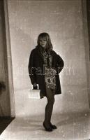 cca 1972 Komplett vetkőzőszám, szolidan erotikus felvételek, 38 db vintage negatív, 24x36 mm