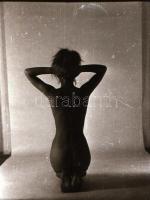 cca 1972 Komplett vetkőzőszám, szolidan erotikus felvételek, 38 db vintage negatív, 24x36 mm