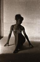 cca 1972 Komplett vetkőzőszám, szolidan erotikus felvételek, 38 db vintage negatív, 24x36 mm