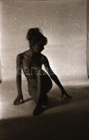 cca 1972 Komplett vetkőzőszám, szolidan erotikus felvételek, 38 db vintage negatív, 24x36 mm