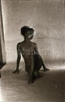 cca 1972 Komplett vetkőzőszám, szolidan erotikus felvételek, 38 db vintage negatív, 24x36 mm