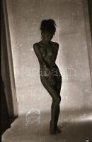 cca 1972 Komplett vetkőzőszám, szolidan erotikus felvételek, 38 db vintage negatív, 24x36 mm