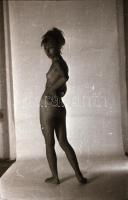 cca 1972 Komplett vetkőzőszám, szolidan erotikus felvételek, 38 db vintage negatív, 24x36 mm