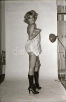 1980 Boldog újévet kívánó aktmodell, szolidan erotikus felvételek, 21 db vintage negatív, 24x36 mm