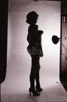 1980 Boldog újévet kívánó aktmodell, szolidan erotikus felvételek, 21 db vintage negatív, 24x36 mm