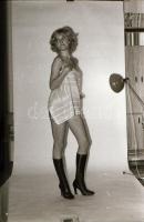 1980 Boldog újévet kívánó aktmodell, szolidan erotikus felvételek, 21 db vintage negatív, 24x36 mm