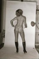 1980 Boldog újévet kívánó aktmodell, szolidan erotikus felvételek, 21 db vintage negatív, 24x36 mm